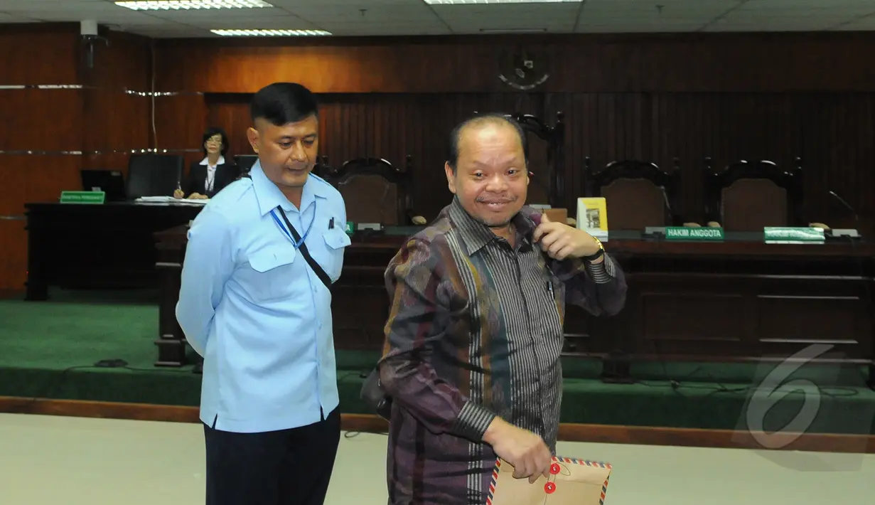Sutan Bhatoegana usai menjalani sidang perdana di Pengadilan Tipikor, Jakarta, Senin (6/4/2015).  Tanpa didampingi tim kuasa hukumnya, Sutan Bhatoegana menjalani sidang perdananya. (Liputan6.com/Herman Zakharia)
