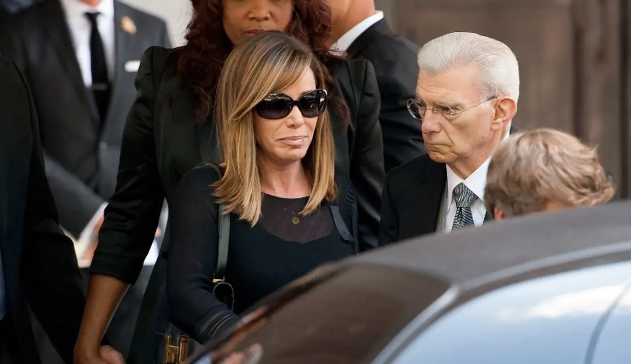 Putri semata wayang Joan Rivers, Melissa, menyampaikan pidato pendek berisi penghormatan kepada komedian terkenal tersebut di Temple Emanu-El, New York, Minggu (7/9/14). (D Dipasupil/Getty Images/AFP) 