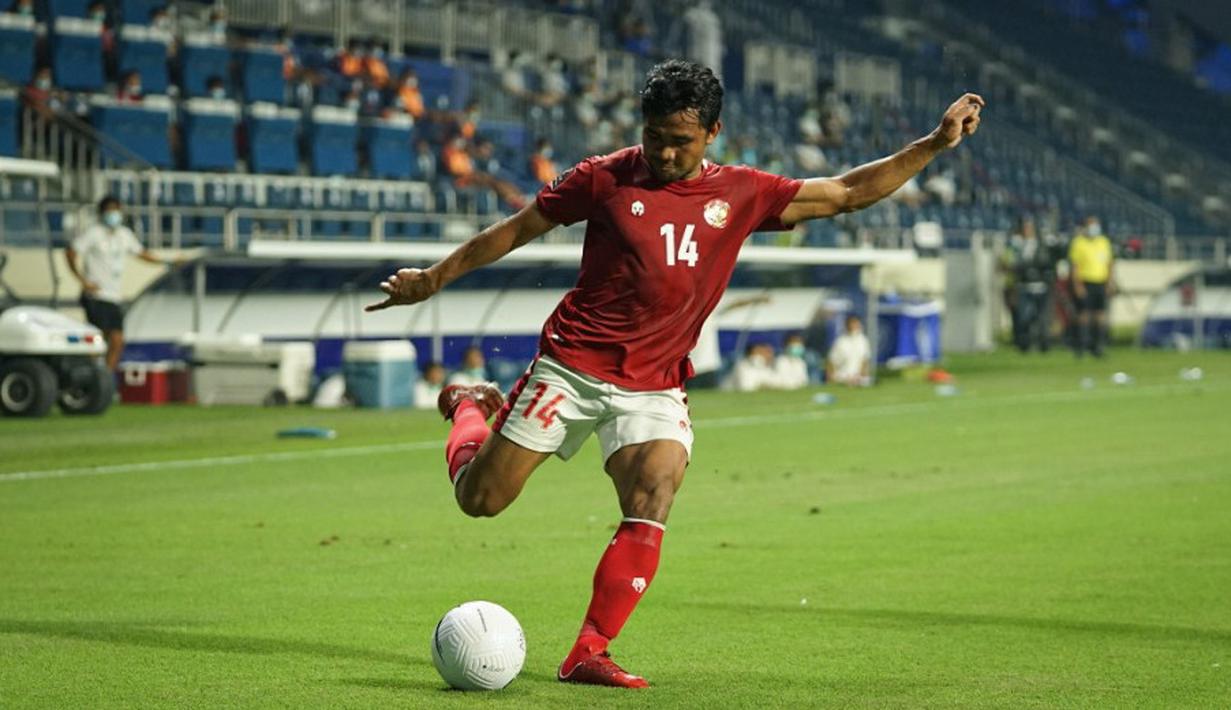 Upaya Timnas Indonesa untuk menyamakan kedudukan masih melebar lewat peluang Evan Dimas pada menit ke-53. Permainan Thailand kini menggunakan sekema set-piece dan umpan-umpan diagonal. Mereka memanfaatkan kelebihan postur tubuh pemainnya untuk bola-bola tinggi. (Foto: Dok. PSSI)