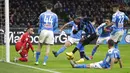 Striker Inter Milan, Romelu Lukaku, melepaskan tendangan ke gawang Napoli pada laga semifinal Coppa Italia di Stadion Giuseppe Meazza, Rabu (12/2/2020). Inter Milan takluk 0-1 dari Napoli. (AP/Luca Bruno)