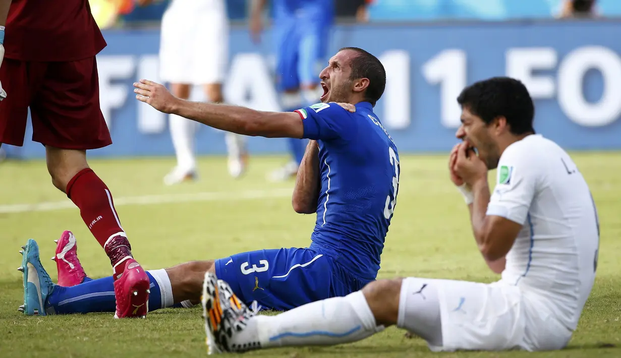 Pada pertandingan penyisihan Piala Dunia Grup D 2014 di Dunas, Brasil, Chiellini dan Suarez sempat bertubrukan dalam pertandingan yang dimenangkan Uruguay 1-0, Selasa (24/6/14). (REUTERS/Tony Gentile)