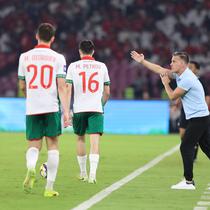 Pelatih kepala Timnas Indonesia, John Herdman memberikan instruksi kepada pemainnya dalam laga final FIFA Series 2026 di Stadion Utama Gelora Bung Karno (SUGK), Senayan, Jakarta, Senin (30/03/2026). (Bola.com/M Iqbal Ichsan)