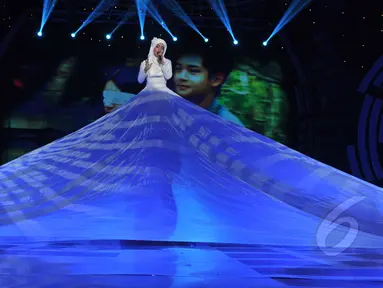 Jawara "X Factor Indonesia" season 1, Fatin Shidqia tampil memukau dengan gaun bersinar terang dalam ajang SCTV Music Awards 2015 di Studio 6 Emtek City, Jakarta, Rabu (6/5). (Liputan6.com/Herman Zakharia)