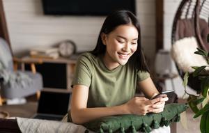 Ilustrasi main HP, kirim-menerima pesan, tersenyum, lucu. (Image by benzoix on Freepik)