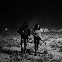 Suasana mencekam terlihat dalam sesi foto yang dilakukan Chicco Jerikho dan Julie Estelle belum lama ini. Keduanya terlihat sedang berada di area mencekam, seperti lokasi perang. (Instagram/julstelle)