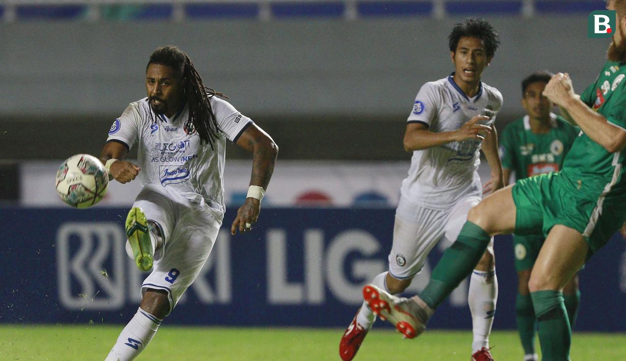 Pemain Arema FC, Carlos Fortes (kiri) menendang bola saat melawan PSS Sleman dalam laga pekan ke-3 BRI Liga 1 2021/2022 di Stadion Pakansari, Bogor, Minggu (19/9/2021). Arema FC kalah 1-2. (Bola.com/M Iqbal Ichsan)