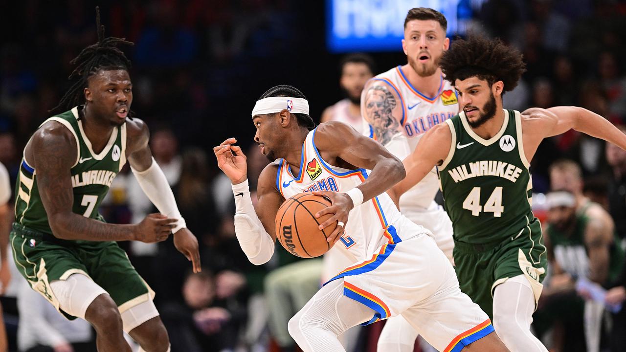 Pemain Thunder Shai Gilgeous Alexander mengacak-acak pertahanan Bucks