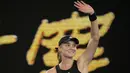 Petenis asal Kazakhstan, Elena Rybakina melemparkan senyuman kepada penonton setelah berhasil mengalahkan Jelena Ostapenko 6-2 6-4 dalam pertandingan perempat final Australia Open 2023, Selasa (24/1/2023). (AP Photo/Aaron Favila)