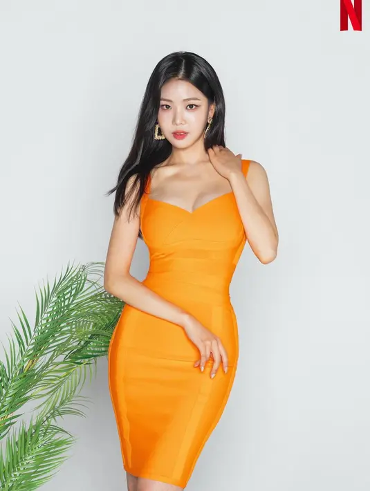 Min Ji tampil menawan dibalut dress berwarna oranye. Dress ini membalut tubuhnya dengan sempurna, membuatnya bisa memamerkan body goalsnya dengan amat baik. [Foto: Instagram/joymingzi_]
