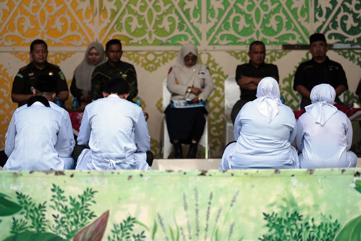 FOTO: Siaran Langsung di TikTok Berujung Hukuman Cambuk