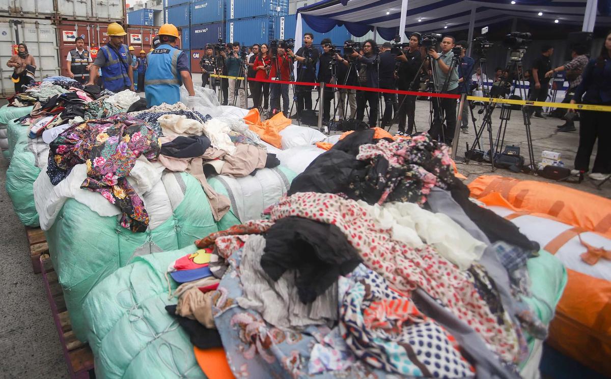 FOTO: Pakaian Bekas Ilegal Senilai Rp53 Miliar Disita di Tanjung Priok
