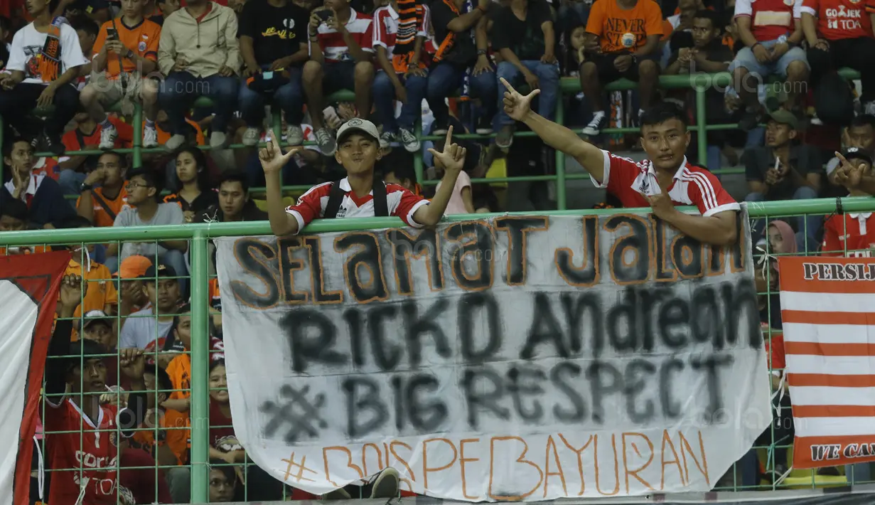 Suporter Persija, The Jakmania, membentangkan spanduk solidaritas saat melawan Bhayangkara FC pada laga Liga 1 di Stadion Patriot Bekasi, Jawa Barat, Sabtu (29/7/2017). Persija menang 1-0 atas Bhayangkara FC. (Bola.com/M Iqbal Ichsan)
