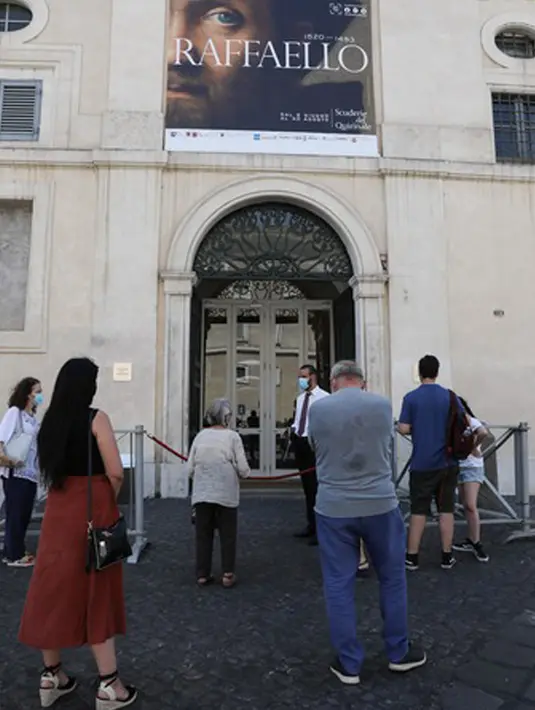 Warga antre di luar Scuderie del Quirinale untuk mengunjungi pameran "Raffaello 1520-1483" di Roma paad 2 Juli 2020. Pameran retrospektif terbesar tentang kehidupan dan karya maestro zaman Renaisans Raphael, baru-baru ini dibuka kembali untuk umum di Scuderie del Quirinale. (Xinhua/Cheng Tingting)