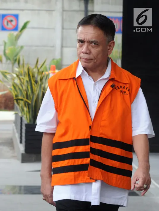 Ekspresi Gubernur Aceh nonaktif Irwandi Yusuf saat akan menjalani pemeriksaan di Gedung KPK, Jakarta, Rabu (17/10). KPK menduga ada kerugian negara Rp 313 miliar karena adanya penyimpangan dalam pembangunan Dermaga Sabang. (Merdeka.com/Dwi Narwoko)