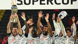 Robert Lewandowski memang mampu meraih 4 trofi tim bersama Bayern Muenchen di musim 2020/2021 yaitu UEFA Super Cup 2020, FIFA Club World 2020, Liga Jerman 2020/2021 dan DFL Super Cup 2021. (AFP/Ina Fassbender)