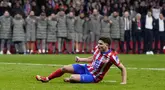 Pemain Atletico Madrid, Julian Alvarez terjatuh setelah melakukan tendangan penalti ke gawang Real Madrid pada laga leg 2 babak 16 besar Liga Champions 2024/2025 di Metropolitano Stadium, Madrid, Spanyol, Kamis (13/03/2025). (AP Photo/Manu Fernandez)