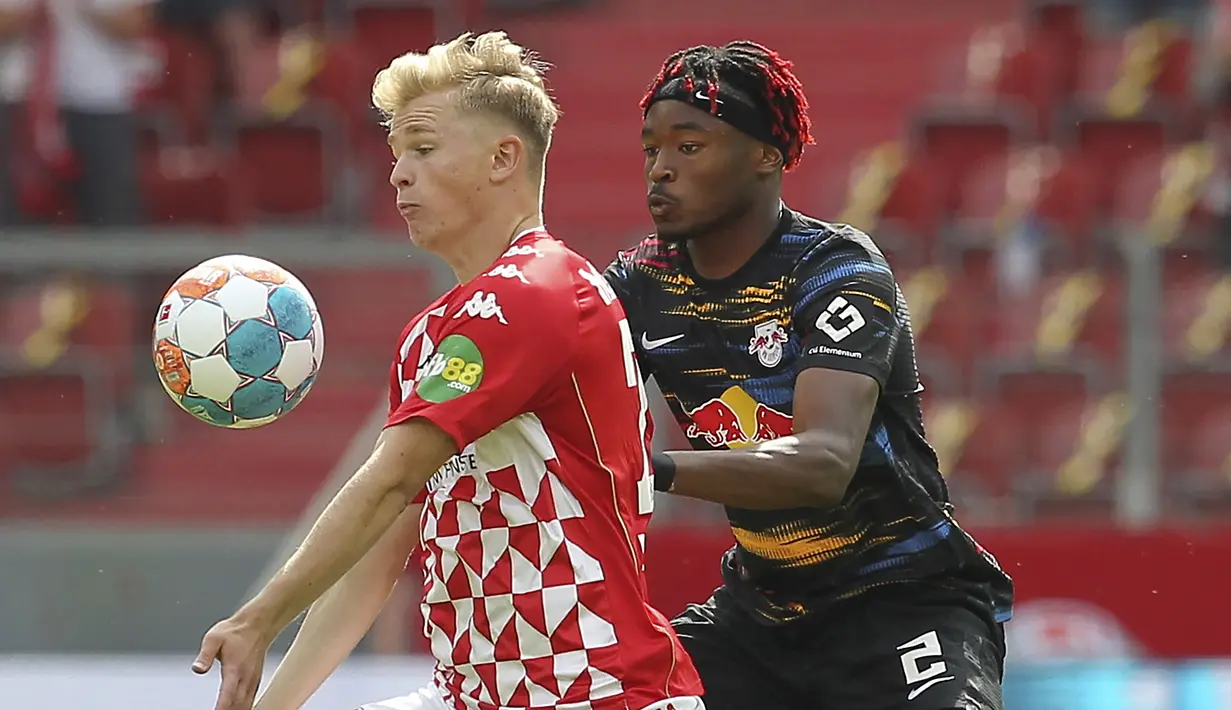Jonathan Burkardt. Striker asal Jerman berusia 21 tahun yang tengah menjalani musim keempatnya bersama FSV Mainz ini kini berbanderol 17 juta euro, mengalami kenaikan dari sebelumnya yang hanya 6,5 juta euro. Bersama Mainz musim ini ia telah mencetak 10 gol di semua ajang. (AFP/Daniel Roland)