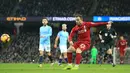 Gelandang Liverpool, Xherdan Shaqiri menendang bola saat bertanding melawan Manchester City pada pertandingan lanjutan Liga Inggris di stadion Etihad (3/1). City menang tipis atas Liverpool 2-1. (AP Photo/Jon Super)