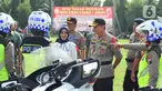 Kapolda Jateng Irjen Pol Rycko Amelza Dahniel mengecek kesiapan pasukan usai memimpin apel gelar pasukan 'Operasi Lilin 2019' dalam mengamankan kegiatan perayaan Natal dan Tahun Baru di Lapangan Simpanglima, Semarang, Kamis (19/12/2019). (Liputan6.com/Gholib)