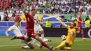 Kiper Timnas Slovenia, Jan Oblak berhasil memblok tendangan dari jarak dekat striker Timnas Denmark, Rasmus Hojlund (tengah) pada laga Grup C Euro 2024 di MHPArena, Stuttgart, Jerman, Minggu (16/6/2024). (AP Photo/Antonio Calanni)