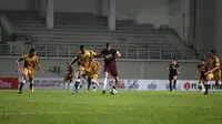 Duel Mitra Kukar vs PSM di Stadion Aji Imbut, Tenggarong, Minggu (7/10/2018). (Bola.com/Abdi Satria)