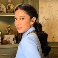 Rambut medium Dian ditata twisted curl ponytail dengan belahan miring yang curi perhatian [@therealdisastr]