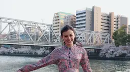 Masih di Jepang, Kimberly terlihat sangat feminin memakai baju berwarna pink gelap bercorak. Dengan latar sungai di belakangnya, senyuman manisnya tak pernah pudar. (Liputan6.com/IG/kimbrlyryder)