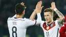 Gelandang Jerman, Marco Reuz (Kanan) merayakan selebrasi bersama Mesut Ozil usai mencetak gol saat kualifikasi Piala Eropa 2016 di Locomotiv Stadium, Minggu (29/3/2015). Jerman menang 2-0 atas Georgia. (REUTERS/David Mdzinarishvili)