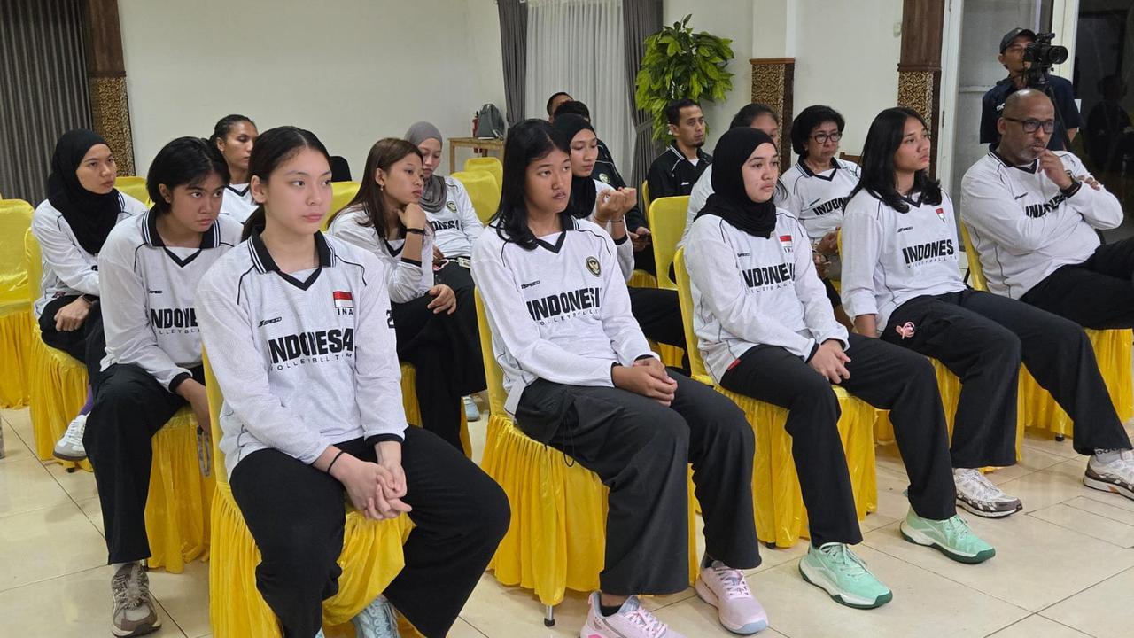 Ketua Umum PP PBVSI Imam Sudjarwo memberikan pembekalan kepada para pemain, pelatih, dan ofisial Timnas Bola Voli Putri Indonesia.