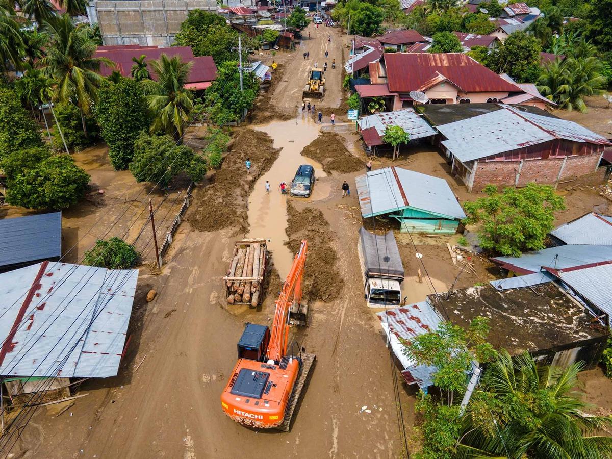 FOTO: Banjir Bandang Lumpuhkan Pidie Jaya, Jalur Aceh–Sumut Terputus