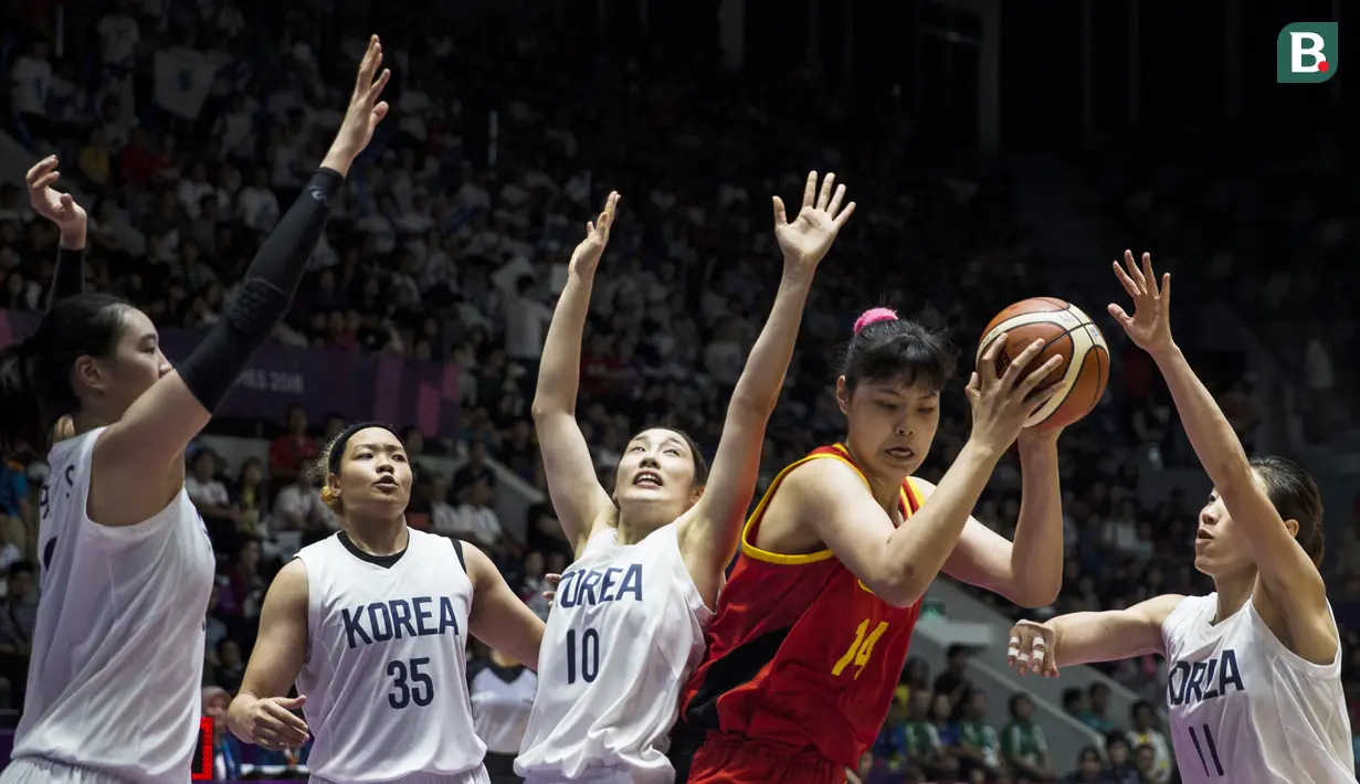 Pebasket China, Yueru Li, saat melawan Korea Bersatu pada laga final basket wanita Asian Games di Istora, Jakarta, Sabtu (1/9/2018). China menang 71-65 atas Korea Bersatu. (Bola.com/Vitalis Yogi Trisna)