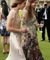 Sama-sama mengenakan dress dengan aksen payet dan sequin, penampilan Rose dan Kate Middleton begitu memesona. Tampilan rambutnya juga diupayakan dengan berbeda. Kate menggulung rambutnya dengan elegan, Sedangkan Rose dengan rambut terurai. [Foto: Instagram/ Rose Hanbury]