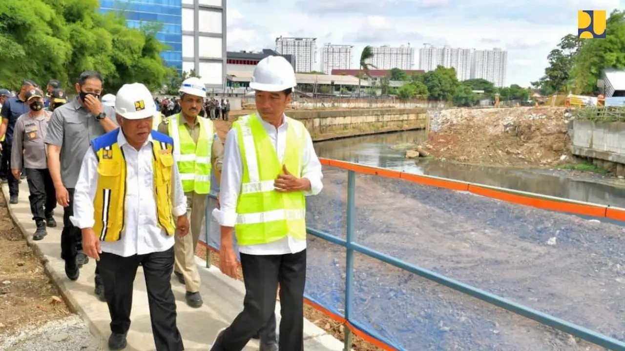 Presiden Joko Widodo (Jokowi) meninjau pengeboran terakhir untuk menyambungkan pipa terowongan proyek Sodetan Sungai Ciliwung di Jakarta, Selasa (24/1/2023). (Dok Kementerian PUPR)