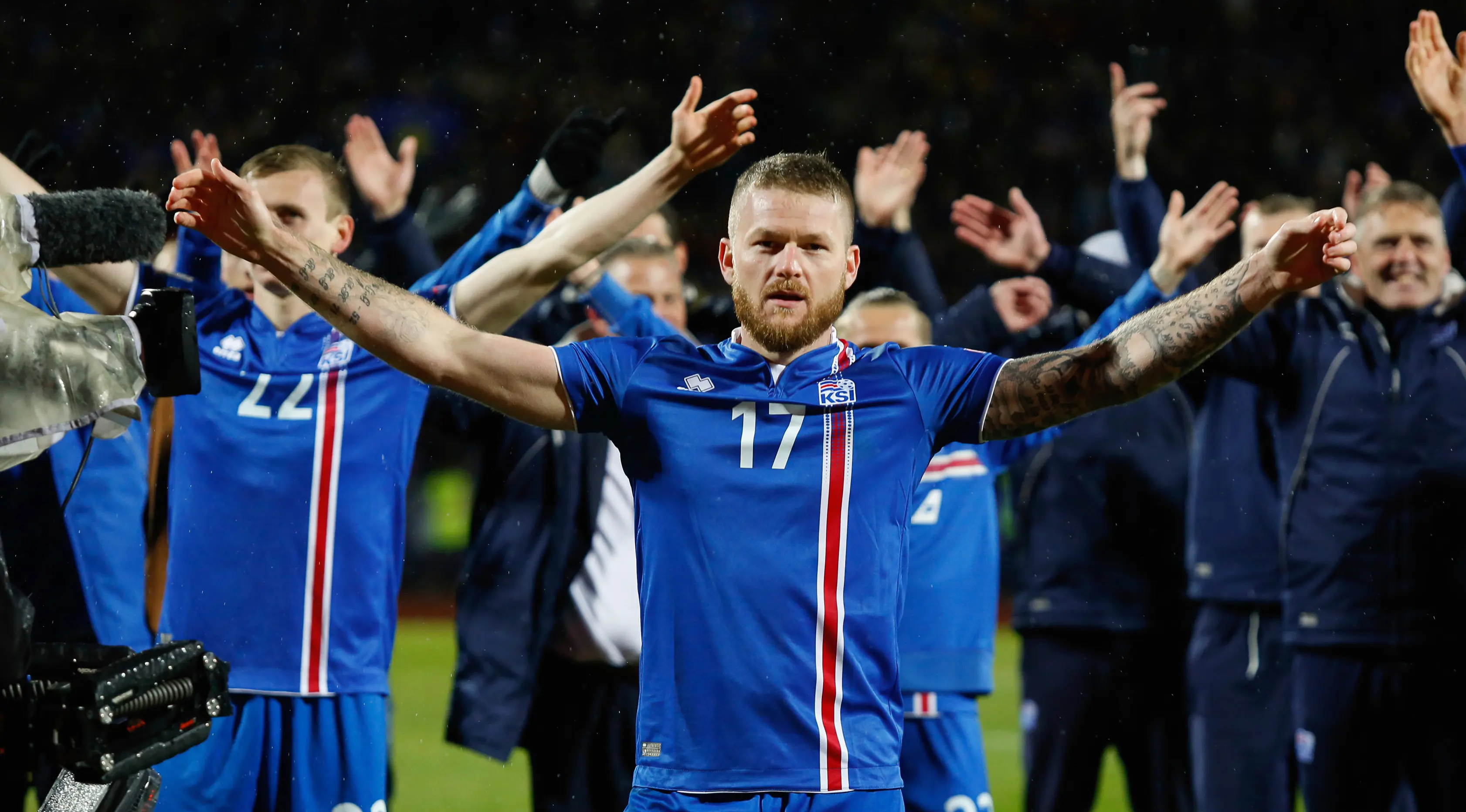 Kapten timnas Islandia, Aron Gunnarsson merayakan kemenangan timnya atas Kosovo pada laga Grup I Kualifikasi Piala Dunia 2018 di Laugardalsvollur, Senin (9/10). Menang 2-0, Islandia pertama kalinya tampil dalam gelaran Piala Dunia. (AP/Brynjar Gunnarsson)