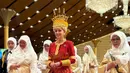 Pada 10 Januari, digelar Majlis Istiadat Berbedak Pengantin Diraja. Kali ini, Anisha tampil dalam balutan baju pengantin tradisional yang disebut Sepengadak Merah, lengkap dengan kain tenun khas Brunei dan headpiece. Wajahnya kali ini dirias makeup bold yang berfokus pada riasan mata yang tajam. [@d.anisharosnah]