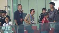 Pelatih Timnas Indonesia U-23, Gerald Vanenburg menyaksikan langsung laga Persija Jakarta Vs Persebaya Surabaya dalam lanjutan BRI Liga 1 2024/2025 di Stadion Utama Gelora Bung Karno, Sabtu (12/4/2025). (Bola.com/Muhammad Iqbal Ichsan).