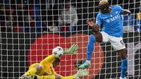 Penyerang Napoli asal Nigeria #09 Victor Osimhen mencetak gol kedua timnya ke gawang Braga pada matchday 6 Grup C Liga Champions 2023/2024 di Stadion Diego Armando Maradona, Rabu (13/12/2023) dini hari WIB. (Alberto PIZZOLI / AFP)