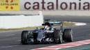 Pebalap Mercedes AMG Petronas, Lewis Hamilton mencatat waktu 1m23,622s dari 73 lap pada sesi kedua tes pramusim di Sirkuit Catalunya, Barcelona, Rabu (2/3/2016). Malam WIB. (AFP/Josep Lago)