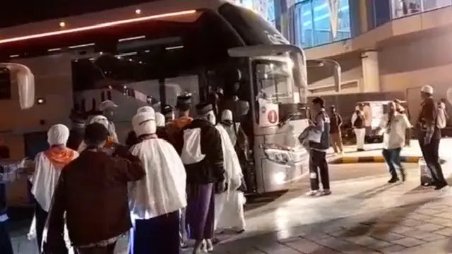 Jemaah haji Indonesia yang tiba di Bandara Prince Mohammed bin Abdulaziz lewat jalur fast track langsung diarahkan menuju bus yang disiapkan dan dikelola syarikat. (Liputan6.com/Dinny Mutiah)