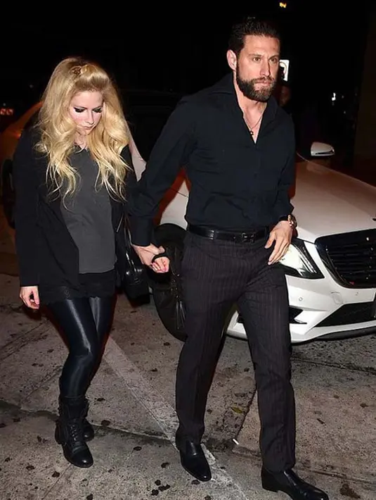 Beberapa waktu lalu Avril dan kekasih barunya itu tak segan memamerkan kemesraannya saat tertangkap kamera paparazzi. Usai kencan di salah satu restoran, keduanya tak lepas bergandengan tangan. (doc. Daily Mail)