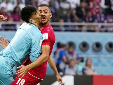 Kiper Iran, Alireza Beiranvand, harus meninggalkan lapangan lebih cepat saat melawan Inggris pada laga pertama Grup B Piala Dunia 2022 di Stadion Khalifa, Senin (21/11/2022). (AP/Alessandra Tarantino)