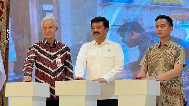 Menteri Agraria dan Tata Ruang/Badan Pertanahan Nasional (ATR/BPN) Hadi Tjahjanto bersama Gubernur Jawa Tengah Ganjar Pranowo dan Wali Kota Surakarta Gibran Rakabuming Raka