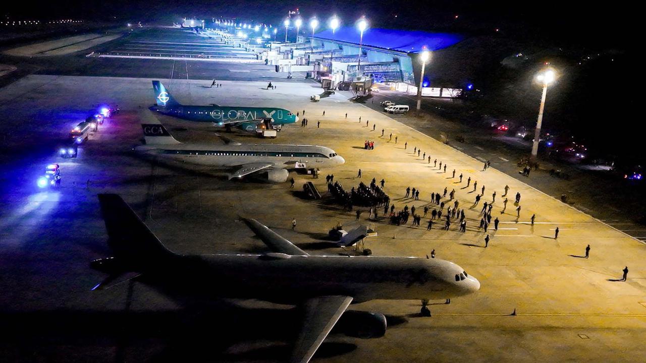 FOTO: Super Ketat Kemanan saat Deportasi 250 Imigran Terduga Anggota Geng Kriminal ke Penjara CECOT El Salvador