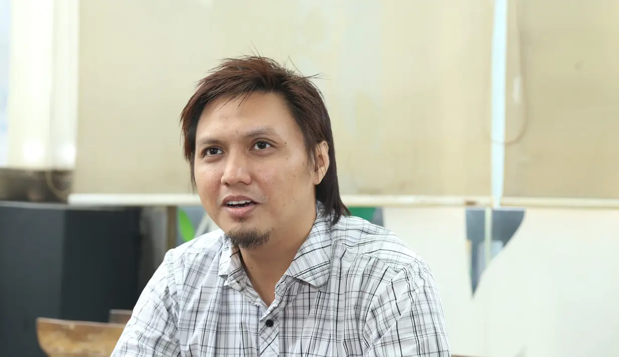 "Dulu sih pernah dulu. Tapi tahun 2012, saya membatasinya karena mungkin belum saatnya. Pengetahuan saya tentang agama masih minim. Jadi lebih ke teman-teman saja," Ujar pemilik nama asli Aji Mohammad Mirza Ferdinand Hakim. (Andy Masela/Bintang.com)