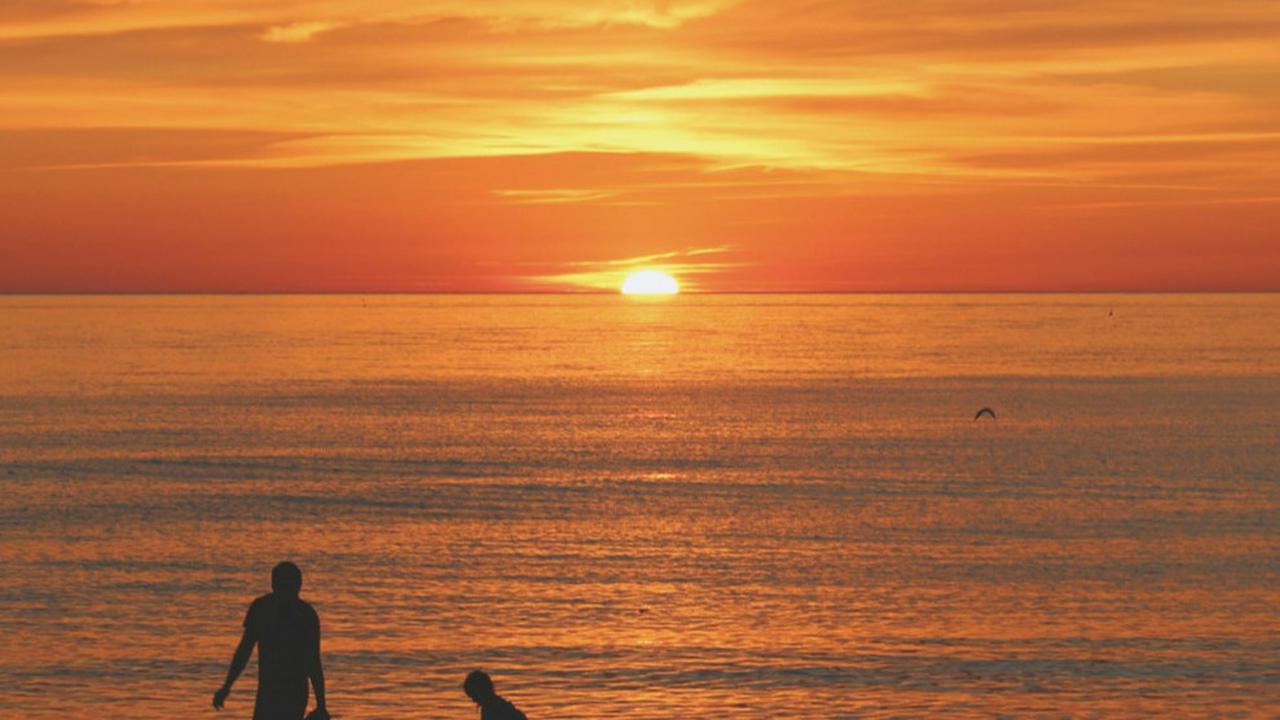 Ilustrasi sunset, matahari tenggelam