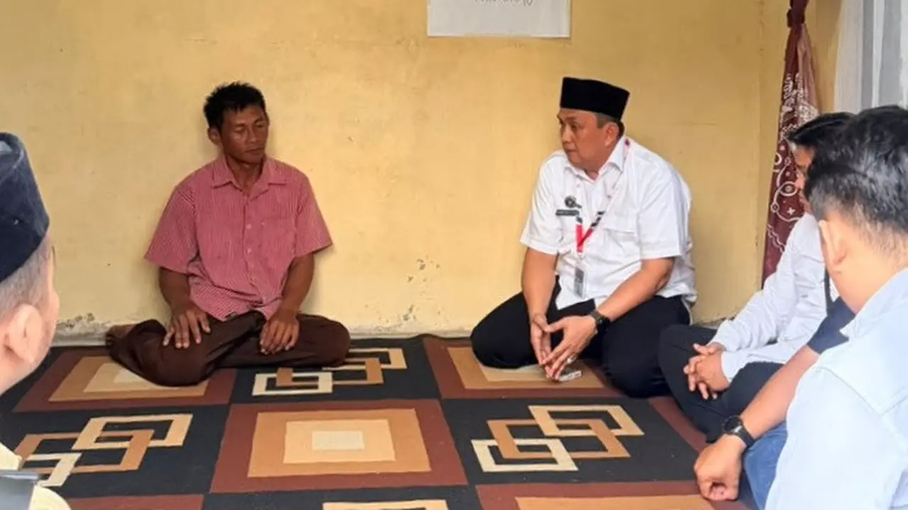 Kepala KPPG Bandar Lampung saat mendatangi rumah duka mewakili Badan Gizi Nasional dan jajaran KPPG.