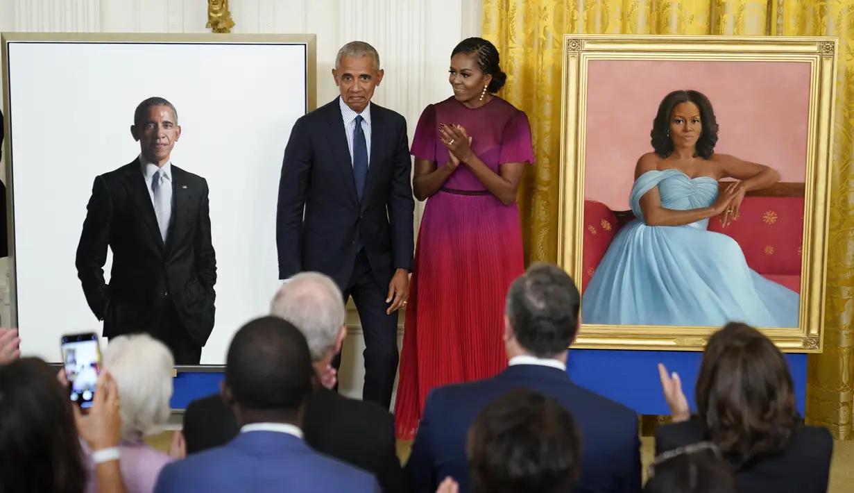Reaksi mantan Presiden AS Barack Obama dan istrinya mantan ibu negara Michelle Obama setelah mengungkap potret resmi dari lukisan mereka yang akan menjadi koleksi Gedung Putih di Ruang Timur Gedung Putih, Washington, Rabu (7/9/2022). Lukisan ini dipilih dari sekitar 100 gambar dan setiap foto memakan waktu sekitar satu tahun untuk diselesaikan. (AP Photo/Andrew Harnik)