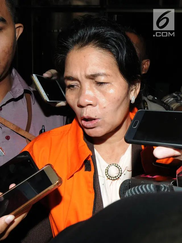 Kenakan Rompi Tahanan KPK, Merry Purba Tertunduk Lesu