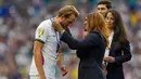 Pemain Inggris Harry Kane menerima medali perunggu dari anggota dewan FIFA Sonia Fulford usai  pertandingan sepak bola perebutan tempat ketiga Piala Dunia antara Prancis dan Inggris di Miami Gardens, Florida, Sabtu, 18 Juli 2026. (AP Photo/Lynne Sladky)