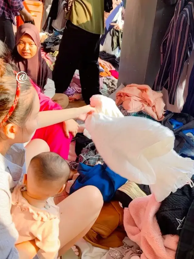 Diserbu Warga, Ini 7 Potret Ayu Ting Ting Gelar Bazar Pakaian Bekas di Rumah